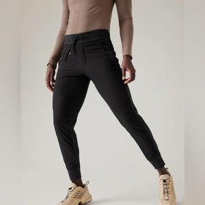Athleta - jogger in black - size 4
